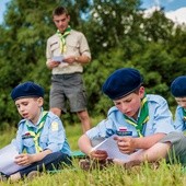 Kolejna obozowa lekcja dla Mateusza, Michała i Wojtka –  pod czujnym okiem przybocznego Łukasza  