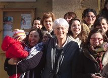 Beatrice Dufour (w środku) mieszka na południu  Francji. Od 33 lat należy  do Wspólnoty Emmanuel.  Przez lata, zajmując się rodziną, angażowała się równocześnie w działalność wolontaryjną oraz pomagała mężowi w pszczelarstwie. Od 20 lat prowadzi różnego typu rekolekcje, od 10 lat zwłaszcza dla kobiet. Wzięło w nich udział kilka tysięcy osób. Była w Polsce 3 razy. Jest mamą 6 dzieci, w tym 3 adoptowanych.