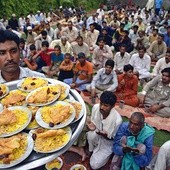 Podczas ramadanu muzułmanom nie wolno nic jeść ani pić od wschodu do zachodu słońca