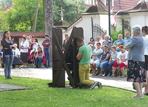  Wokół sanktuarium, jak co miesiąc, rozstawiono konfesjonały