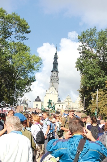 Częstochowskie wzgórze wydaje się dziś celem odległym. Organizatorzy zadbali jednak o to, by każdy mógł dotrzeć do niego bezpiecznie. Warto się skusić