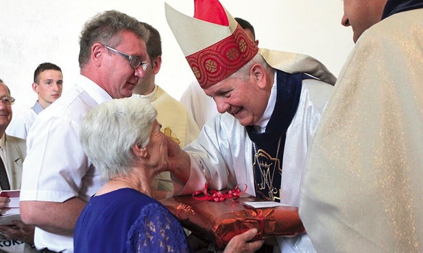 Mieszkańcy Ocic podczas Eucharystii ofiarowali bp. Franjo Komaricy m.in. ornaty i stuły dla Kościoła w Bośni i Hercegowinie