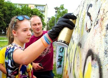 Przez 10 dni 13 osób ze Skierniewic uczestniczyło w warsztatach teatralnych, muzycznych i street artu