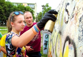 Przez 10 dni 13 osób ze Skierniewic uczestniczyło w warsztatach teatralnych, muzycznych i street artu