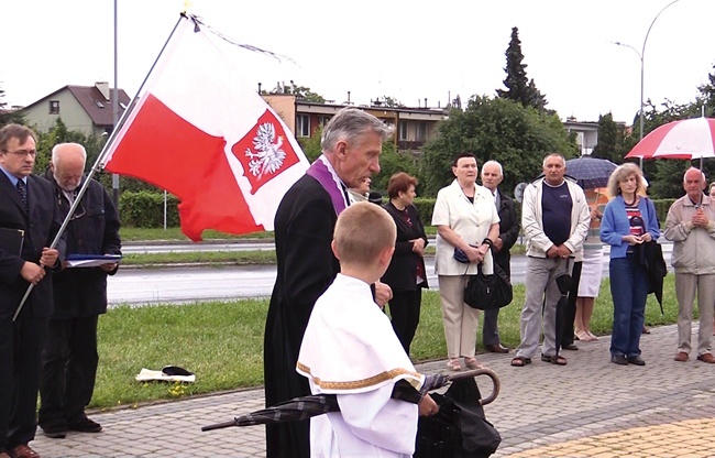  Modlitwa pod pomnikiem Jana Pawła II