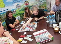  Pierwszą partię rozegrali w Muzeum Ziemi Karlińskiej autorzy gry  Poniżej: „Karlinopolis” to zabawa i zaproszenie do poznawania swojego miasta