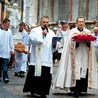  Figura z rynku w uroczystej procesji została przeniesiona do kościoła farnego