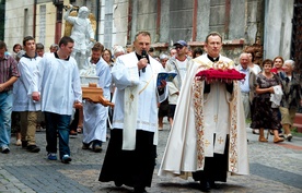  Figura z rynku w uroczystej procesji została przeniesiona do kościoła farnego