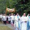 Ważnym elementem świętowania jest procesja wokół kaplicy