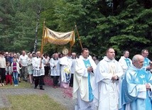 Ważnym elementem świętowania jest procesja wokół kaplicy