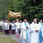 Ważnym elementem świętowania jest procesja wokół kaplicy