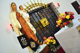 Figura Matki Bożej z Góry Karmel w kaplicy tarnowskiego klasztoru