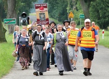  Upał, ulewa, gradobicie, a nawet wichura towarzyszyły w tym roku uczestnikom zmierzającym do Matki Bożej Cierpliwie Słuchającej, ale z Bogiem żadne trudności niestraszne
