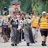  Upał, ulewa, gradobicie, a nawet wichura towarzyszyły w tym roku uczestnikom zmierzającym do Matki Bożej Cierpliwie Słuchającej, ale z Bogiem żadne trudności niestraszne