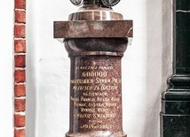 Urna w katedrze warszawskiej kryje ziemię z pól bitewnych I wojny światowej