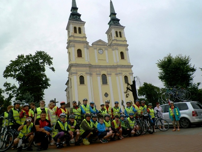 Przed sanktuarium MB Staroskrzyńskiej w Skrzyńsku