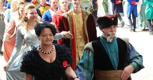 Królewski korowód tancerzy poprowadzili: Dorota Salachna i Piotr Piecha