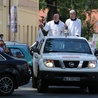 Na zakończenie inauguracyjnej Eucharystii kierowców i pojazdy w Milówce pobłogosławił bp Piotr Greger w asyście ks. Piotra Koszyka