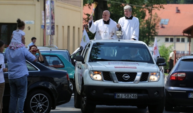 Na zakończenie inauguracyjnej Eucharystii kierowców i pojazdy w Milówce pobłogosławił bp Piotr Greger w asyście ks. Piotra Koszyka