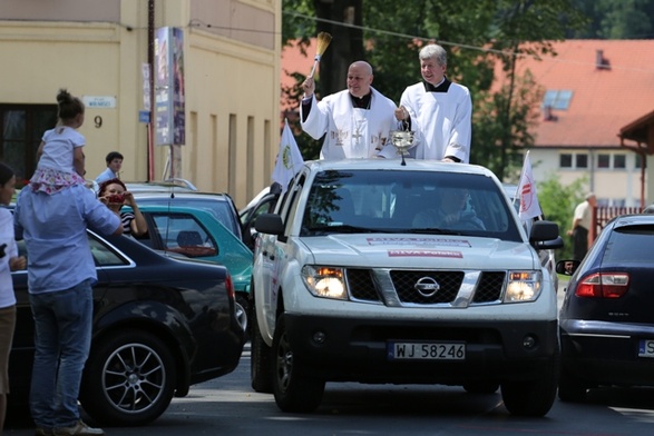 Na zakończenie inauguracyjnej Eucharystii kierowców i pojazdy w Milówce pobłogosławił bp Piotr Greger w asyście ks. Piotra Koszyka