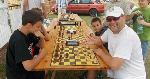 Uśmiechnięty Robert Chojnowski zachęca do gry w szachy