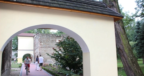 Dwór Kossaków w Górkach Wielkich obejmuje dawną posiadłość pisarki Zofii Kossak, z zachowanymi murami spalonego dworu, rozległym parkiem...