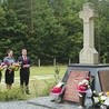  Kwiaty złożono pod tablicą upamiętniającą zamordowanych Polaków