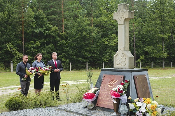  Kwiaty złożono pod tablicą upamiętniającą zamordowanych Polaków