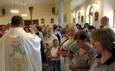 Szkaplerze noszą bez wyjątku młodzi i starsi. Ważne, że ciągle są chętni,  by czcić w ten sposób Matkę Bożą