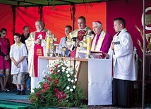 Powyżej: Uroczystej jubileuszowej Mszy św. przewodniczył metropolita warmiński  abp Wojciech Ziemba