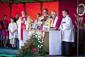 Powyżej: Uroczystej jubileuszowej Mszy św. przewodniczył metropolita warmiński  abp Wojciech Ziemba