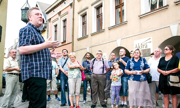 Podczas spaceru po rynku dr Krzysztof Gwóźdź lokalizował dawne urzędy