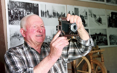  Augustyn Czyżowicz ze swoim aparatem i zdjęciami 