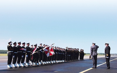  Gen. dyw. Jan Śliwka, inspektor Sił Powietrznych, przed kompanią honorową