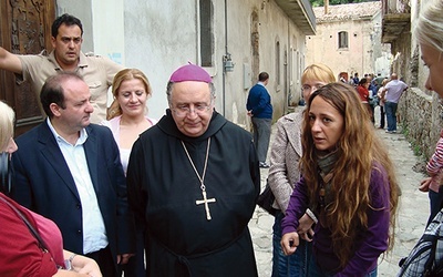 Arcybiskup Kalabrii Giuseppe Fiorini Morosini rozpoczął zdecydowaną walkę z mafijną „pobożnością”. Jego pomysł zrezygnowania z udziału ojców chrzestnych w liturgii sakramentów zyskał poparcie papieża