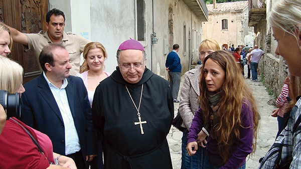 Arcybiskup Kalabrii Giuseppe Fiorini Morosini rozpoczął zdecydowaną walkę z mafijną „pobożnością”. Jego pomysł zrezygnowania z udziału ojców chrzestnych w liturgii sakramentów zyskał poparcie papieża