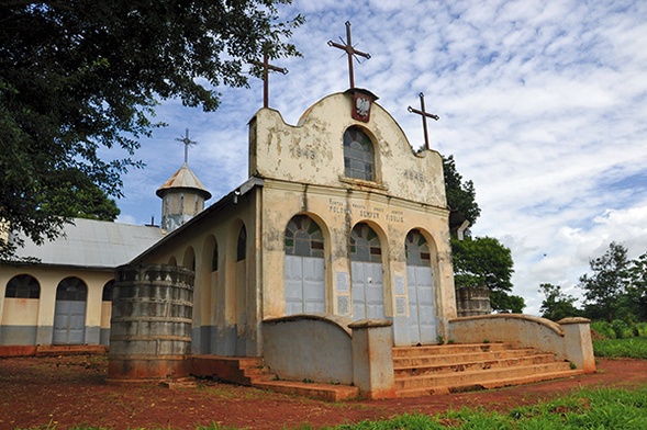 Kościół w wiosce Nyabyeya, obok miejscowości Masindi, wybudowany w 1943 r. przypomina o Polakach, głównie kobietach i dzieciach mieszkających tu w latach 1942–1949 