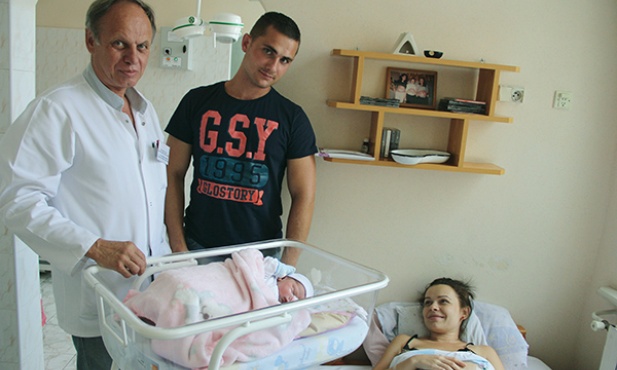 Ordynator ginekologii i położnictwa wraz z rodziną malutkiej Darii: – Mamy wspaniały oddział. Zapraszamy!