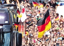 Wracającą z Brazylii z Pucharem Świata niemiecką drużynę witało w Berlinie kilkaset tysięcy kibiców
