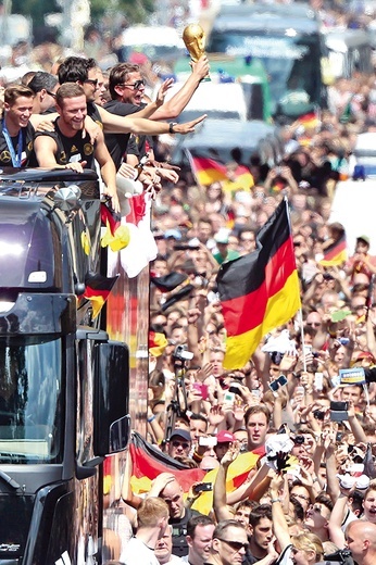 Wracającą z Brazylii z Pucharem Świata niemiecką drużynę witało w Berlinie kilkaset tysięcy kibiców