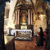 Boczna kaplica poświęcona jest świętej matce