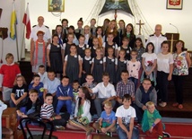 Uczestnicy obozu po niedzielnej Mszy św. w kościele garnizonowym w Świnoujściu