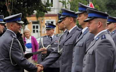 Komendant łęczyckiej policji insp. Paweł Karolak gratuluje awansu swoim podwładnym