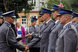 Komendant łęczyckiej policji insp. Paweł Karolak gratuluje awansu swoim podwładnym