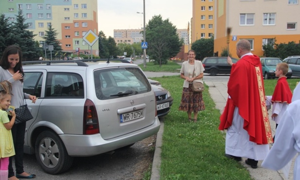 Ks. Marek na prośbę kierowców poświęcił też te samochody, które stały poza parkingiem 