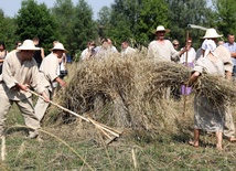 Obrzęd żniw w skansenie w Maurzycach