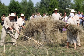 Obrzęd żniw w skansenie w Maurzycach