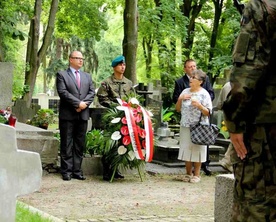 Na cmentarzu złożono kwiaty