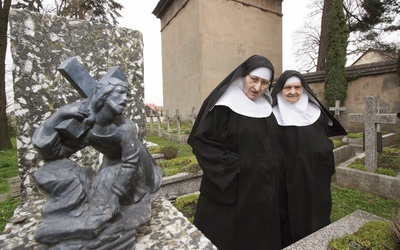 Siostry Sabina i Joanna  – benedyktynki – w 1954 r.  wraz z całym klasztorem zostały przesiedlone do Alwerni  (zdjęcie wykonano w 2009 r.)