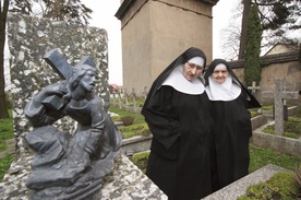 Siostry Sabina i Joanna  – benedyktynki – w 1954 r.  wraz z całym klasztorem zostały przesiedlone do Alwerni  (zdjęcie wykonano w 2009 r.)